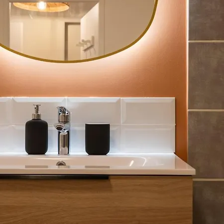 Avec Parking Et Terrasse شقة